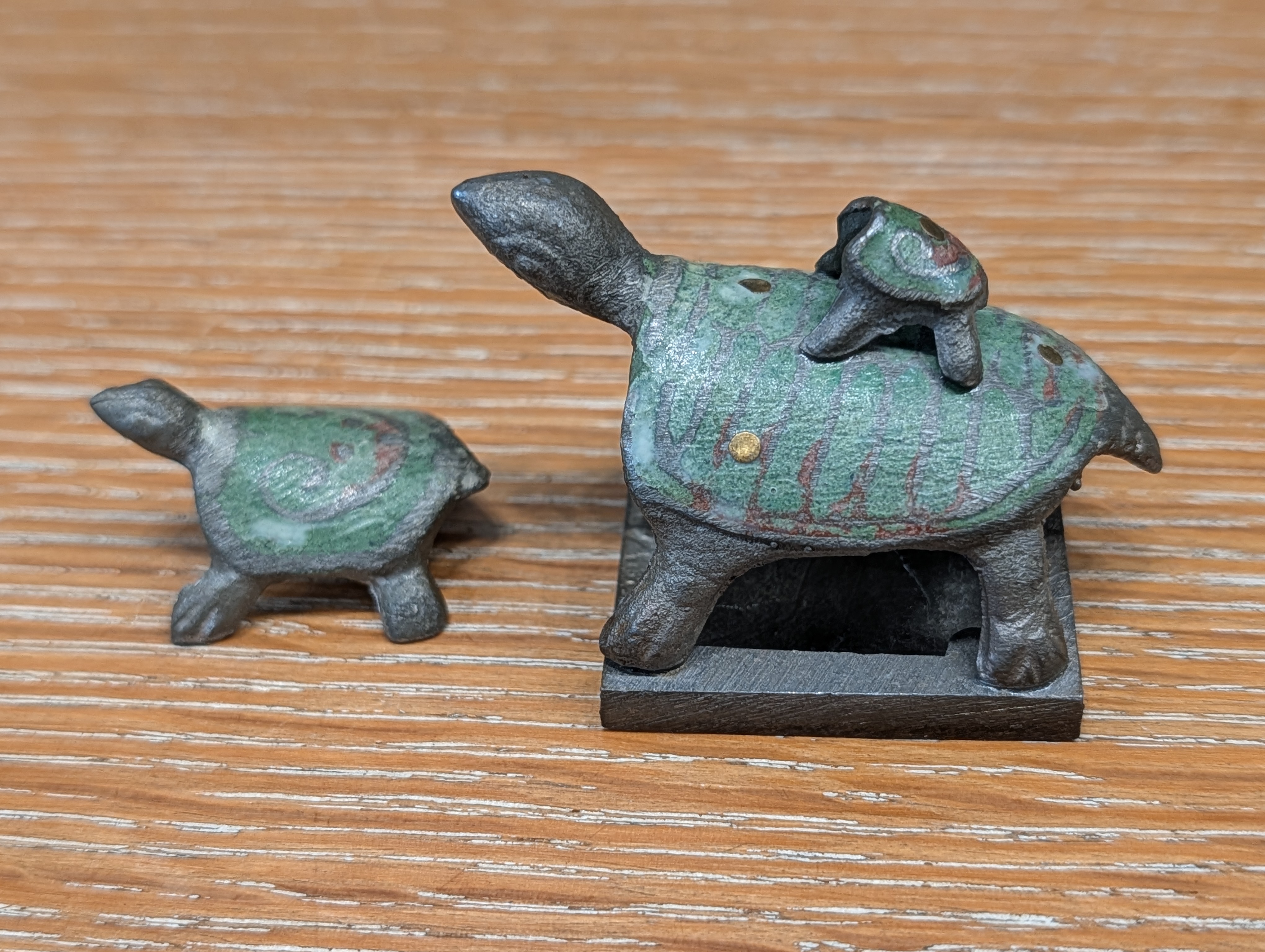 Trois tortues en bronze, vestiges d'un sceau chinois